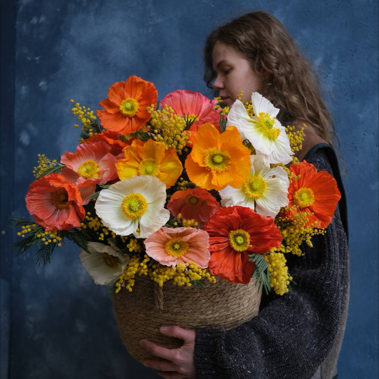 Маки и мимоза в лукошке