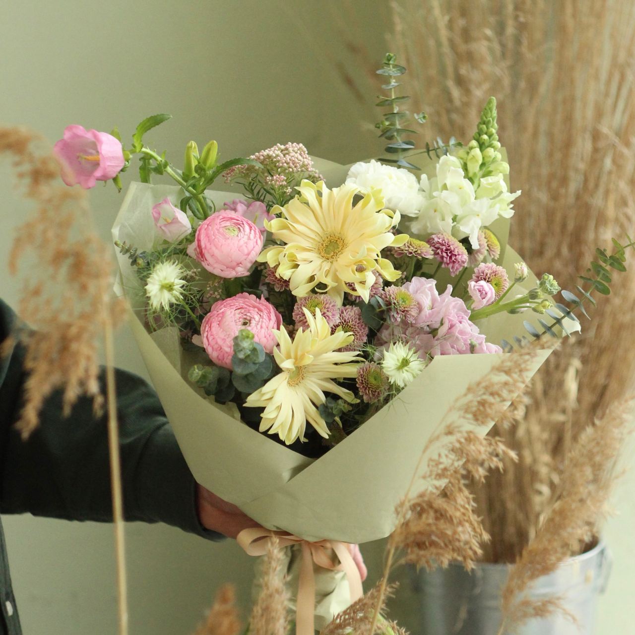 Герберы, колокольчики и ранункулюсы