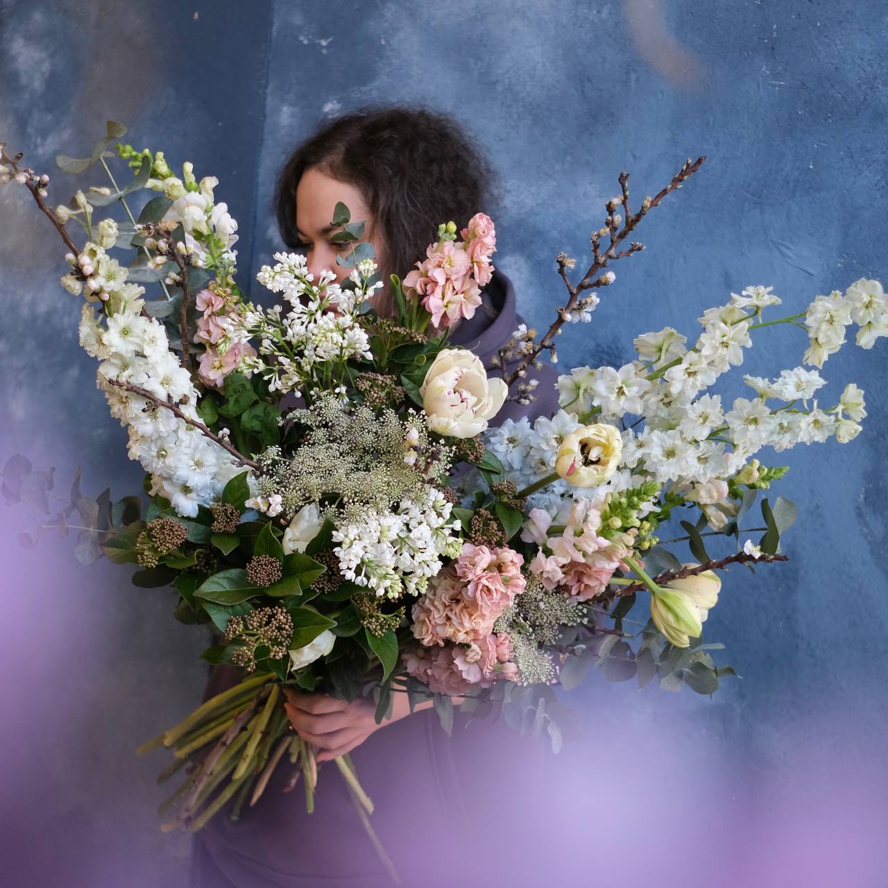 Тюльпаны, сирень и цветущие ветви