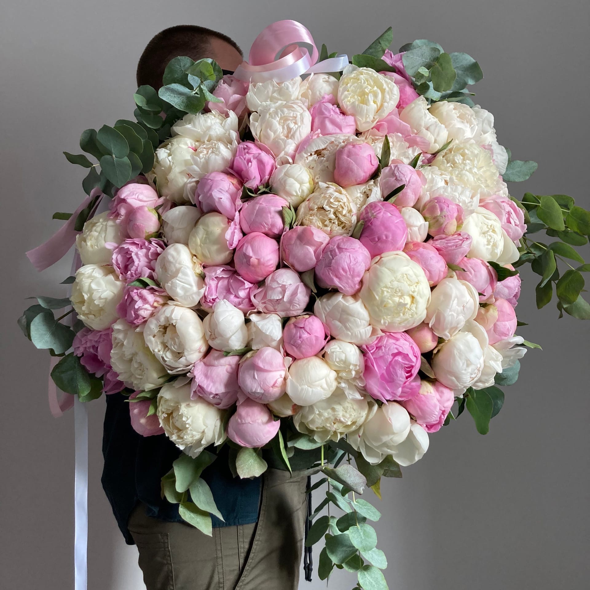 Гигантский букет пионов