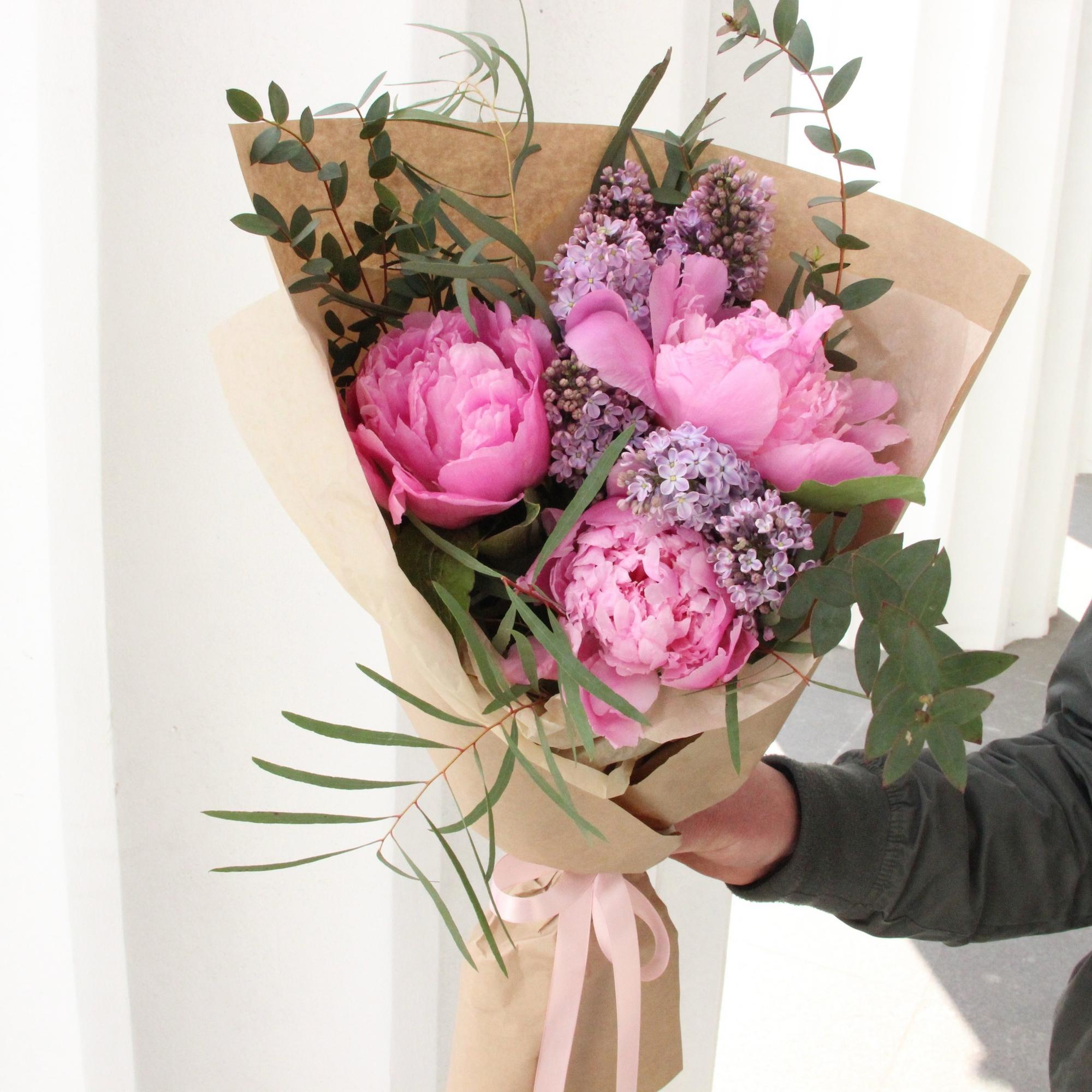 Пионы, сирень и ветви