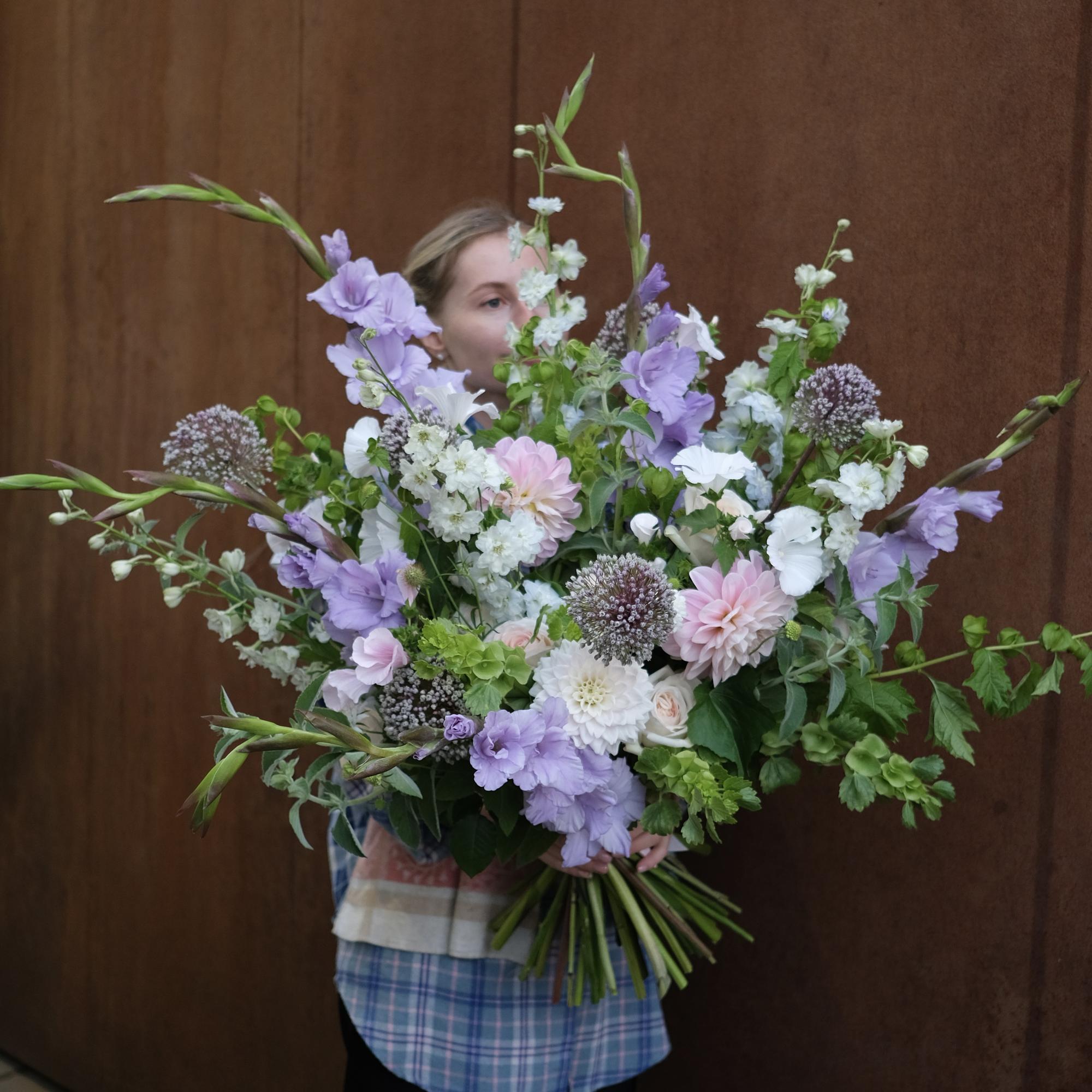 Георгины, пионовидные розы, гладиолусы и травы