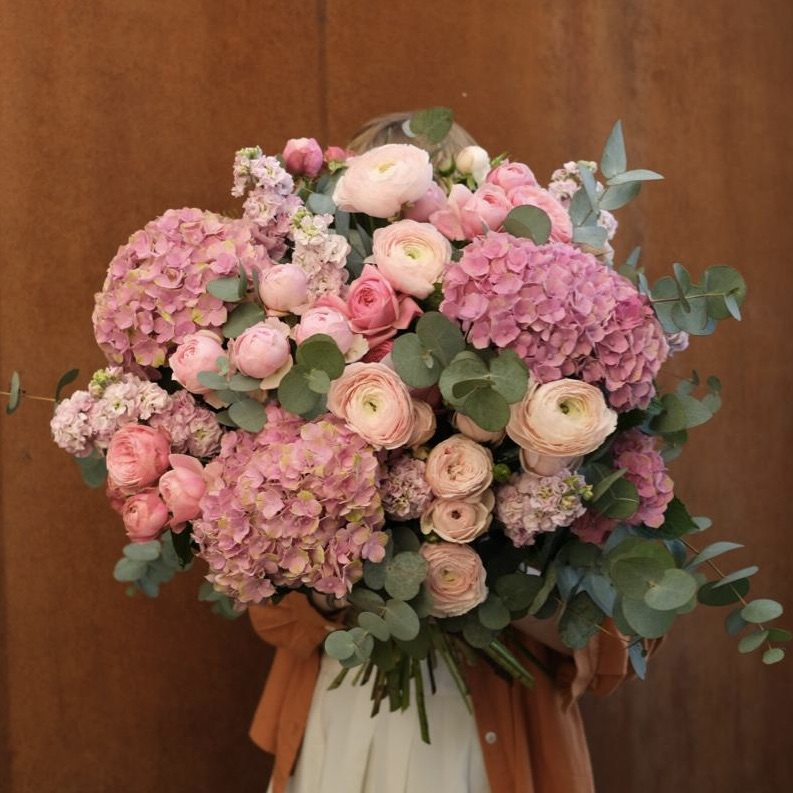 Гортензии, пионовидные розы и маттиола