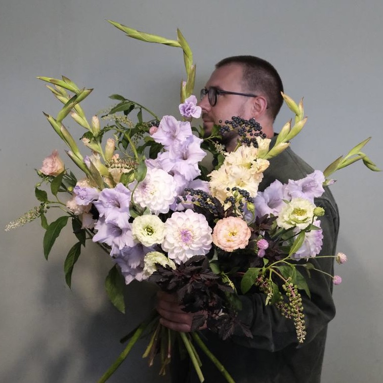 Гладиолусы, георгины и ягоды