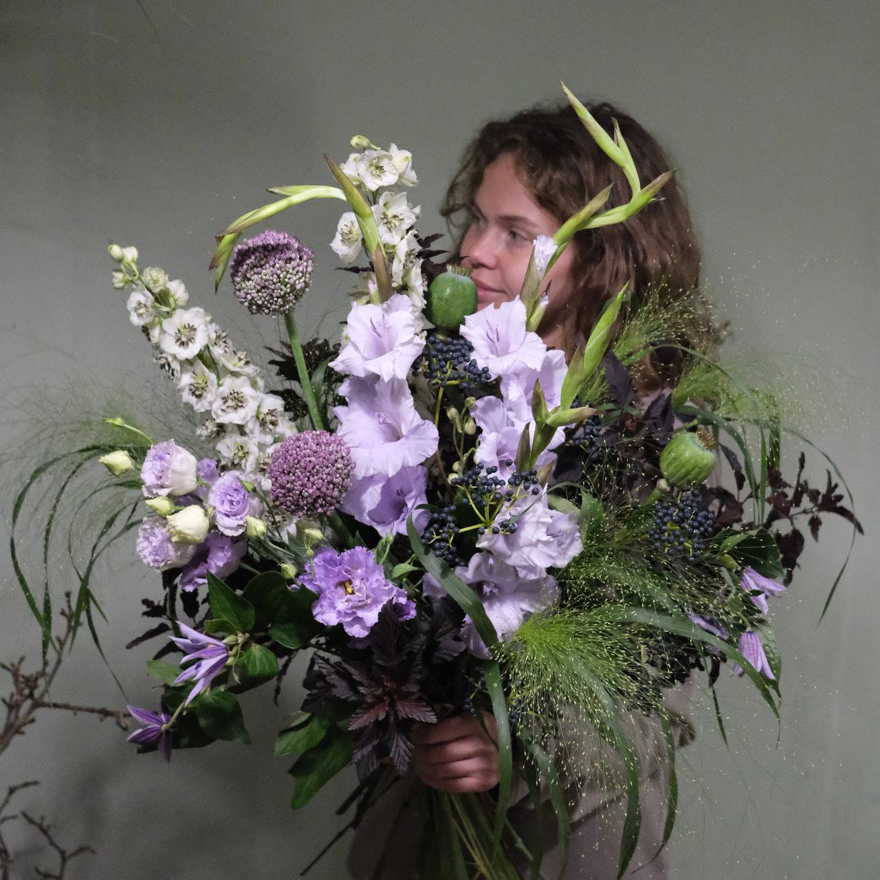 Гладиолусы, ягоды и лучки