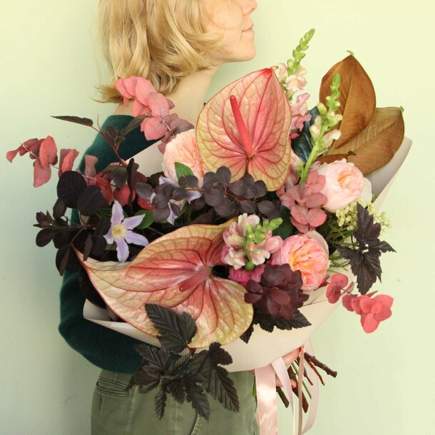 Антуриумы, фактурная зелень и розы