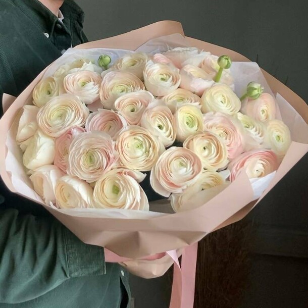 Большой букет ранункулюсов