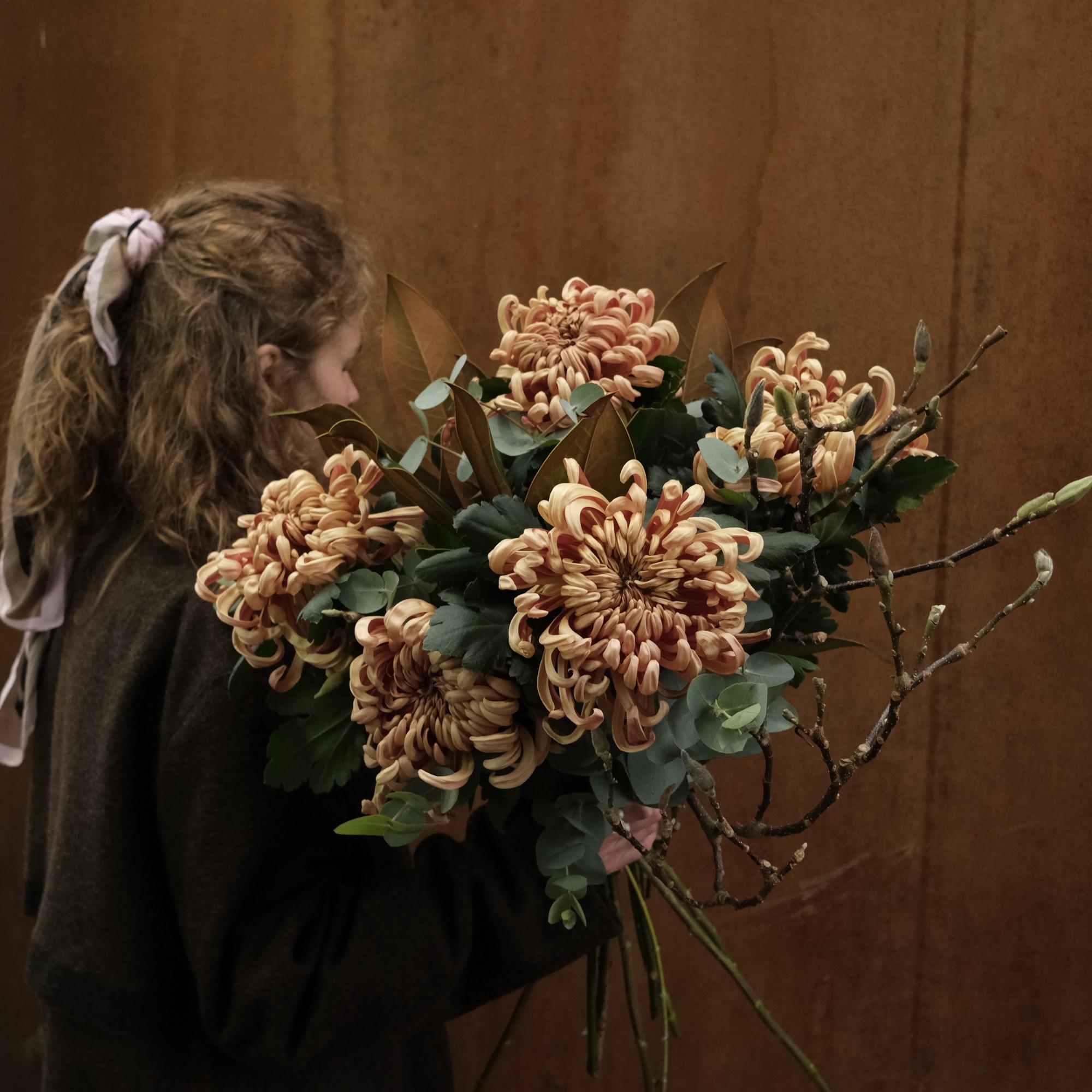 Хризантемы-осьминожки и фактурная зелень