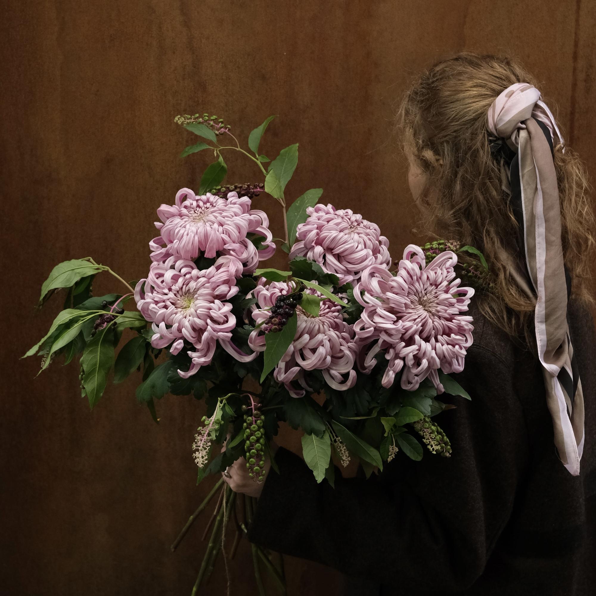 Хризантемы-осьминожки и ягодные ветви