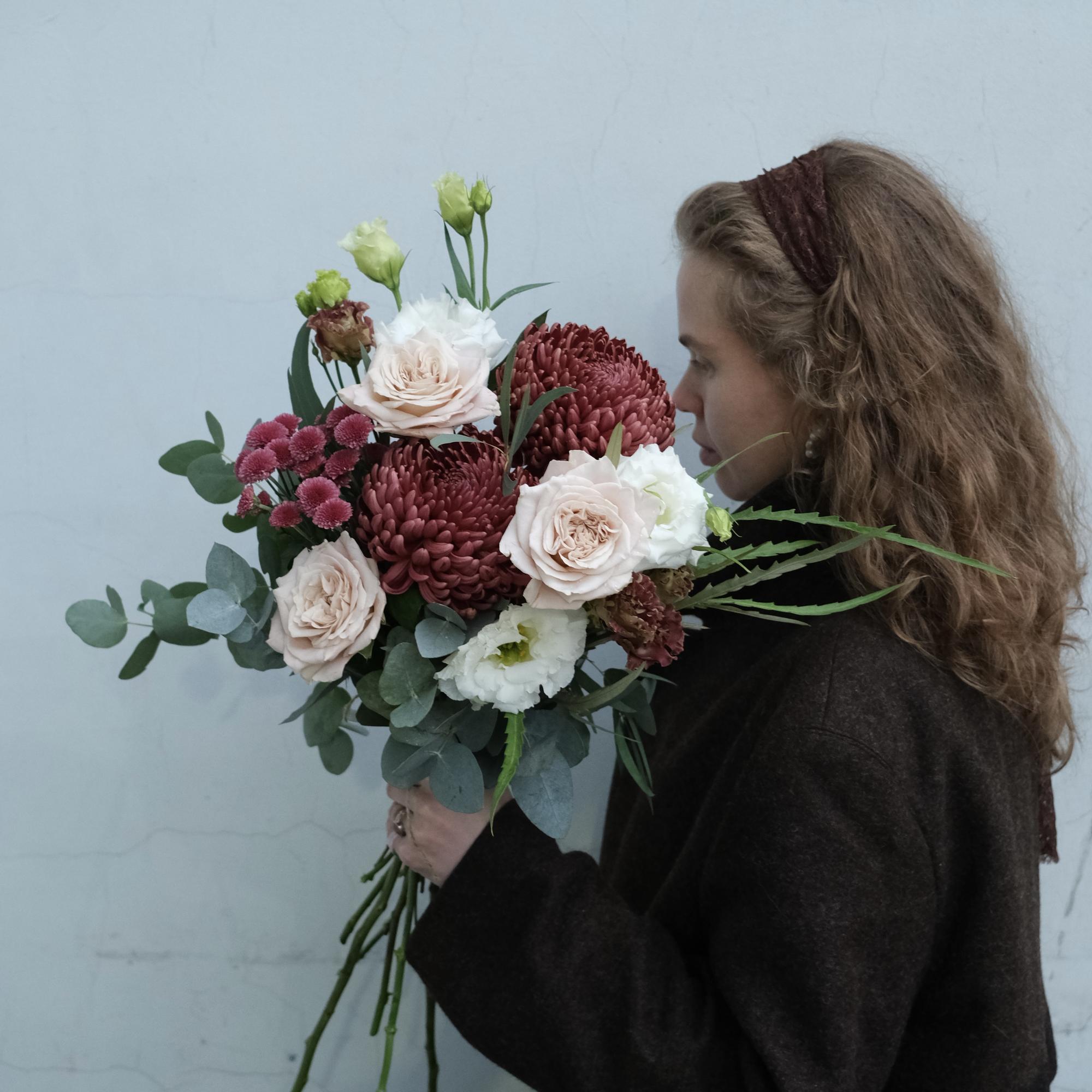 Хризантемы, розы и эвкалипт