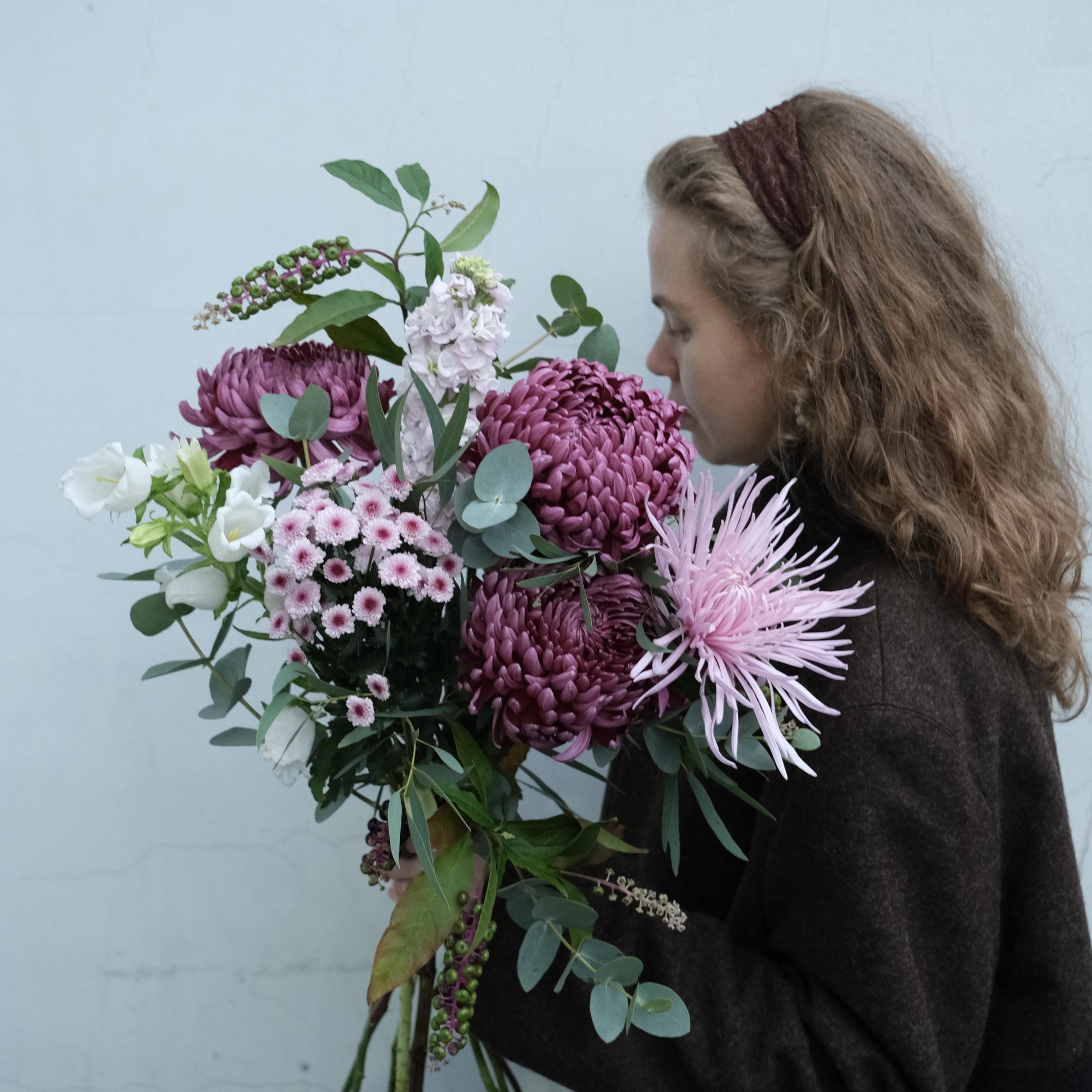 Хризантемы, маттиола и ягоды