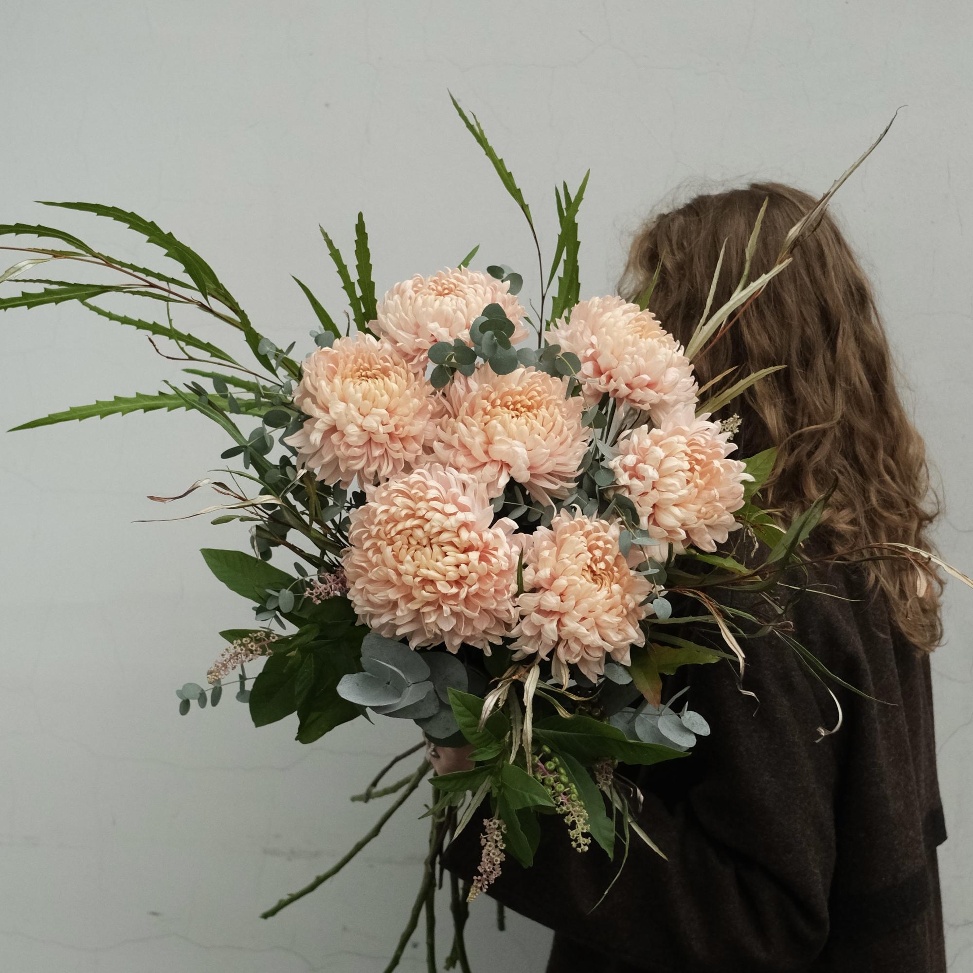 Персиковые хризантемы и фактурная зелень