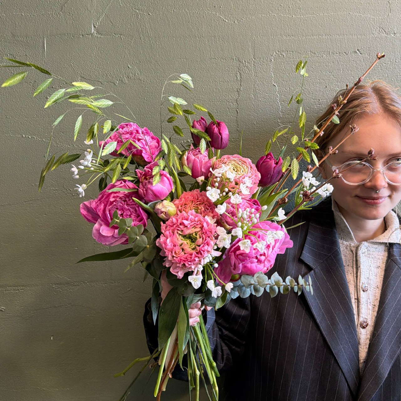 Букет с пионами, тюльпанами и ранункулюсами к 8 марта