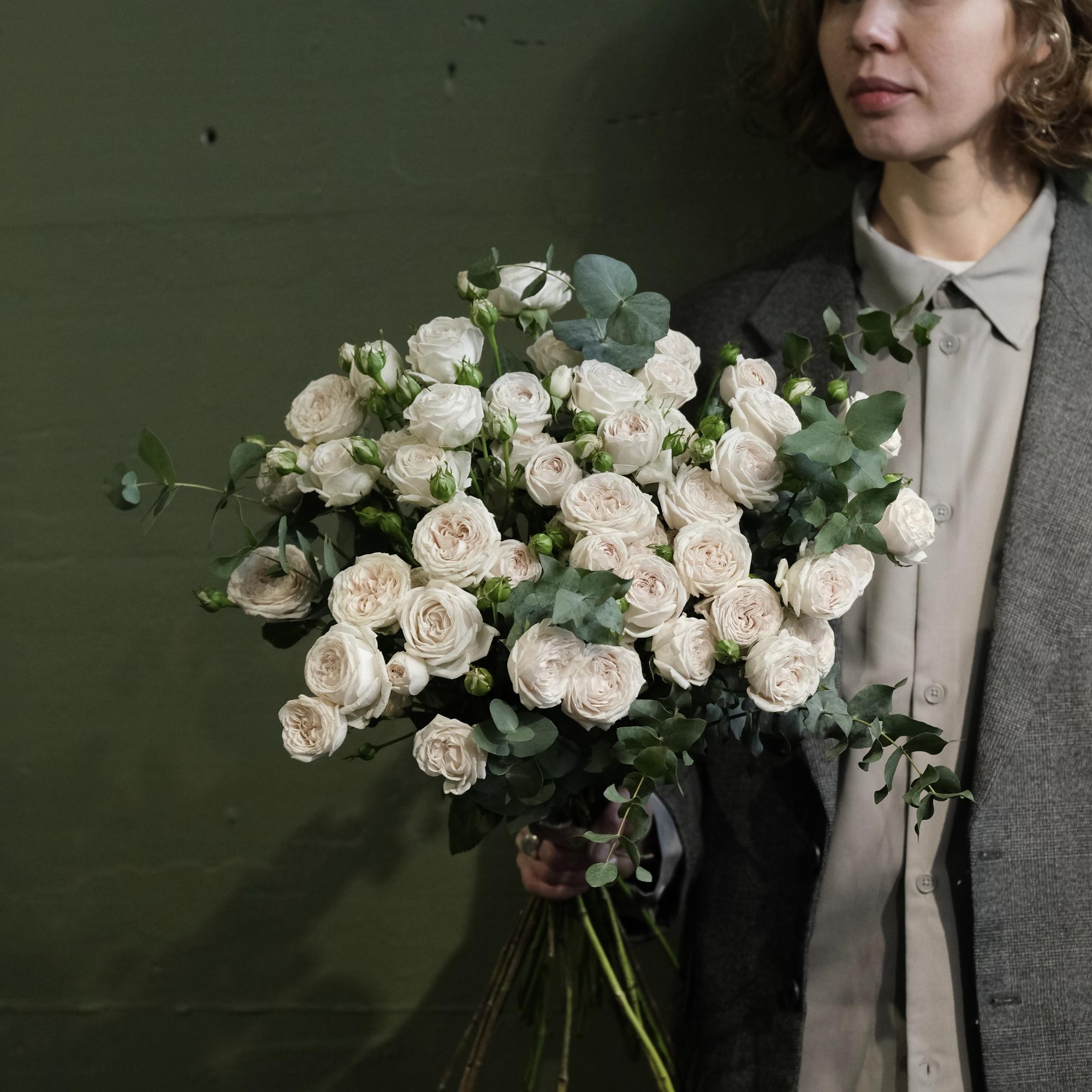 Белые пионовидные розы