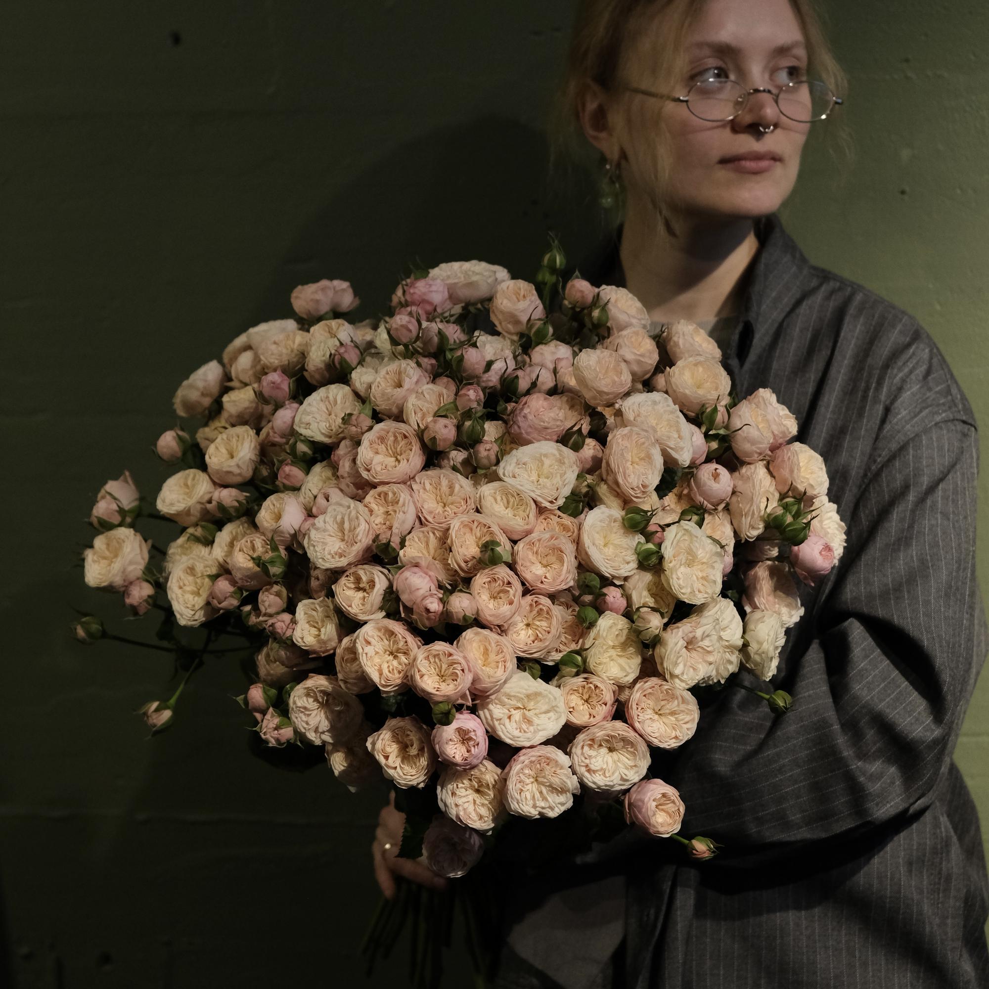 Большой букет пионовидных роз