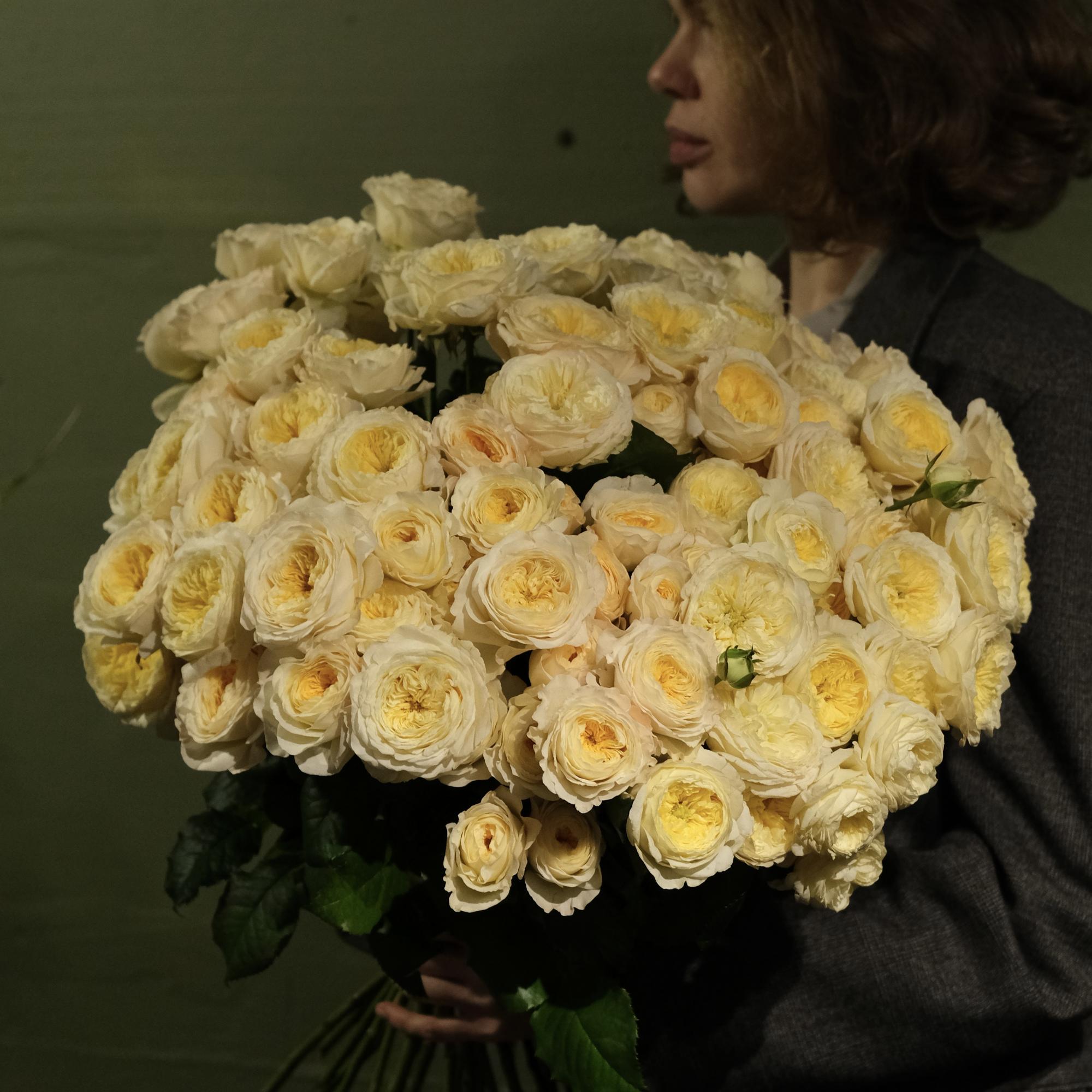 Большой букет желтых пионовидных роз