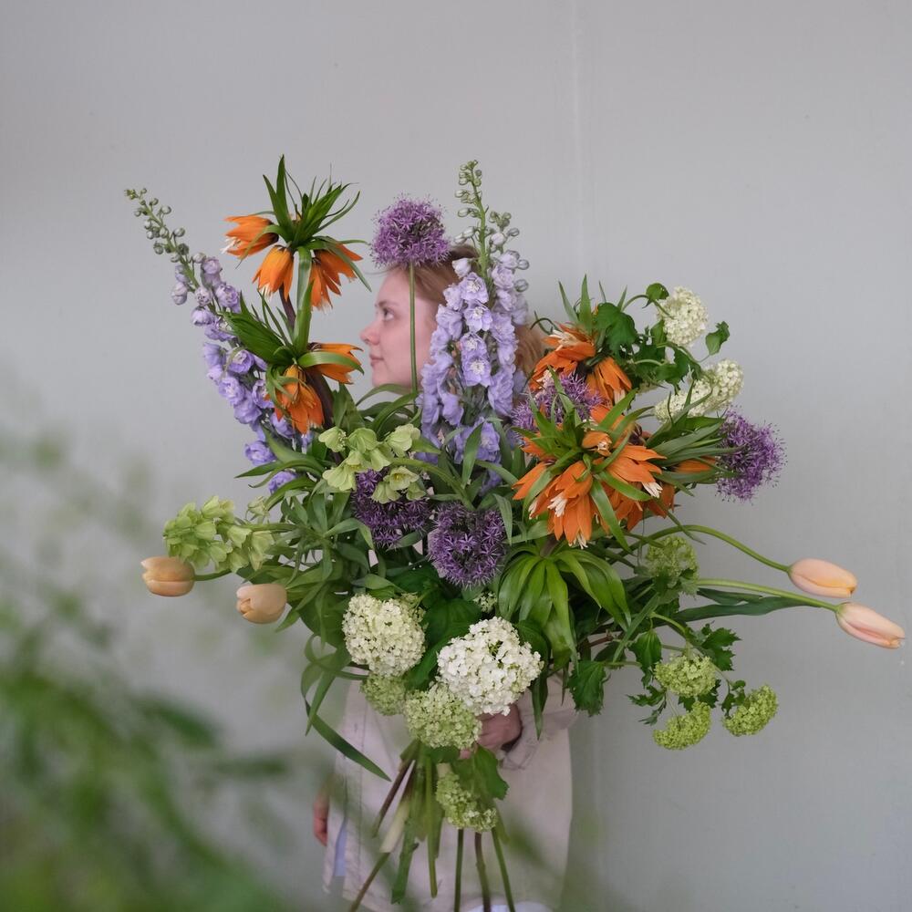 Рябчики, дельфиниум и тюльпаны