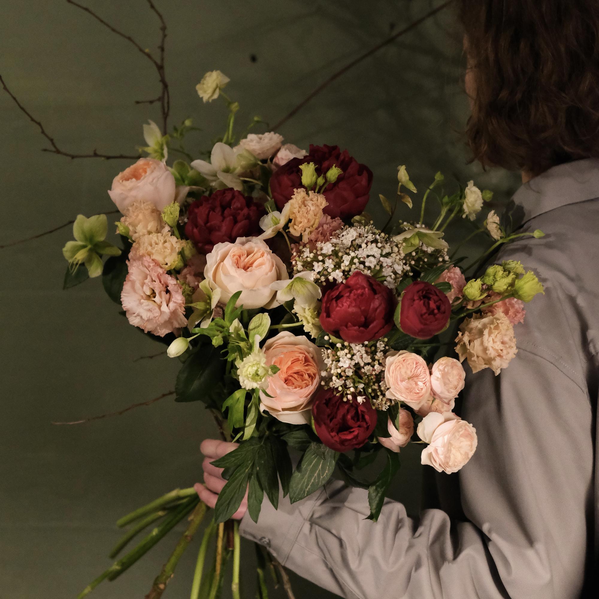 Пионы, садовые розы и морозник