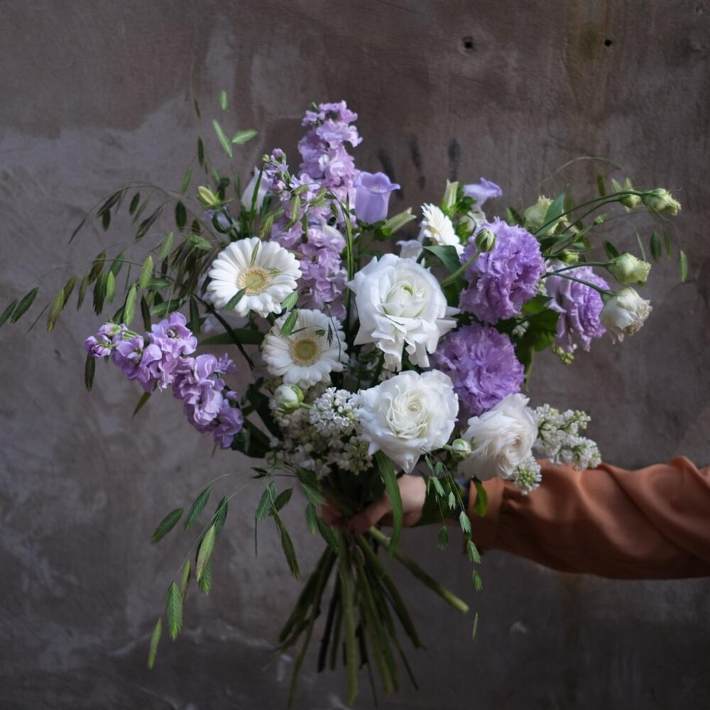 Сирень, колокольчики и ранункулюсы