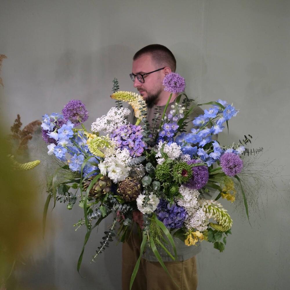 Сирень, дельфиниум и травы