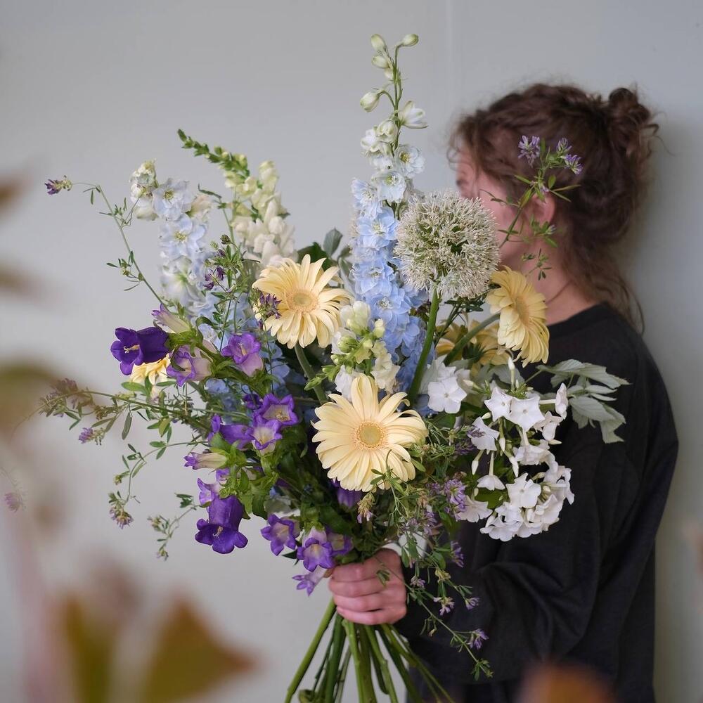 Колокольчики, кудрявые герберы и травы