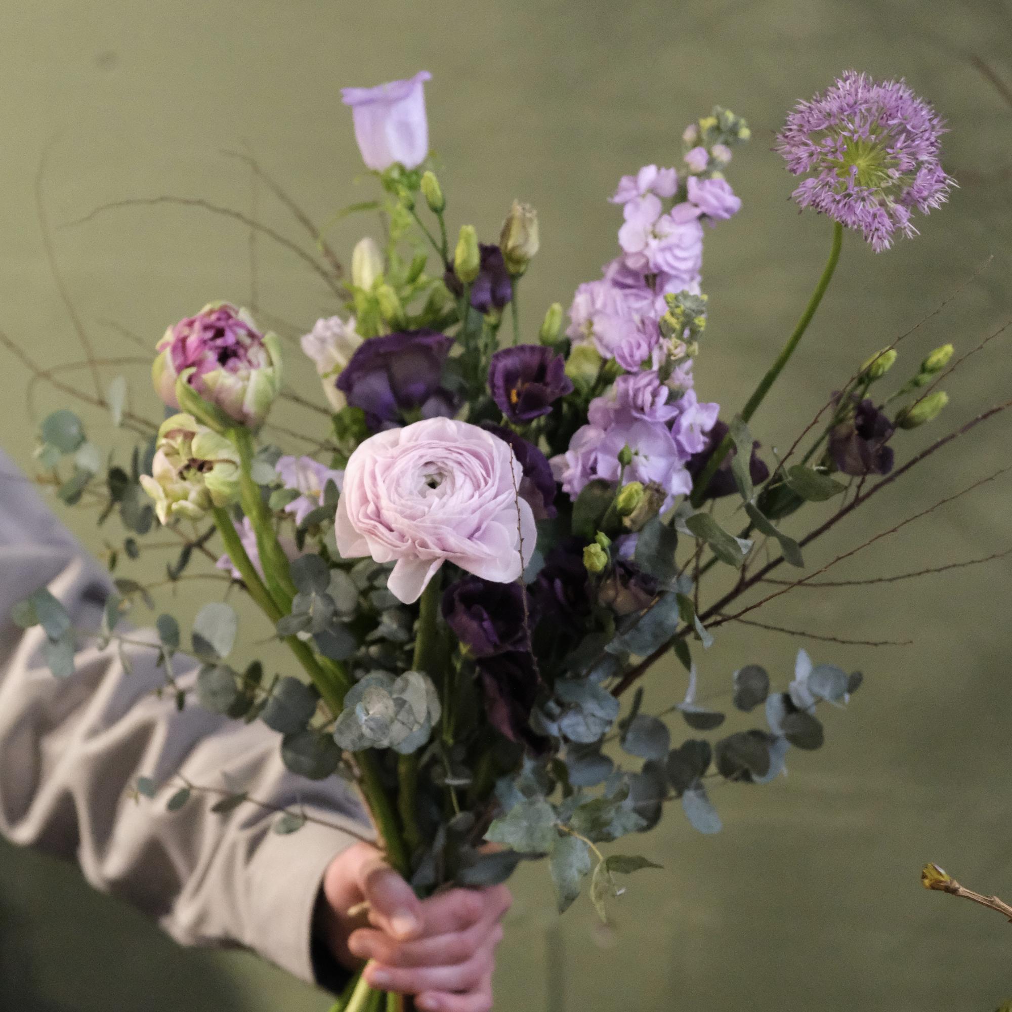 Лютик, колокольчик и лучок