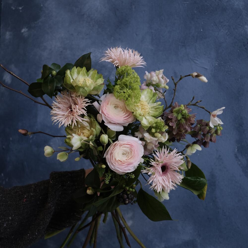 Ранункулюсы, герберы и цветущие ветви