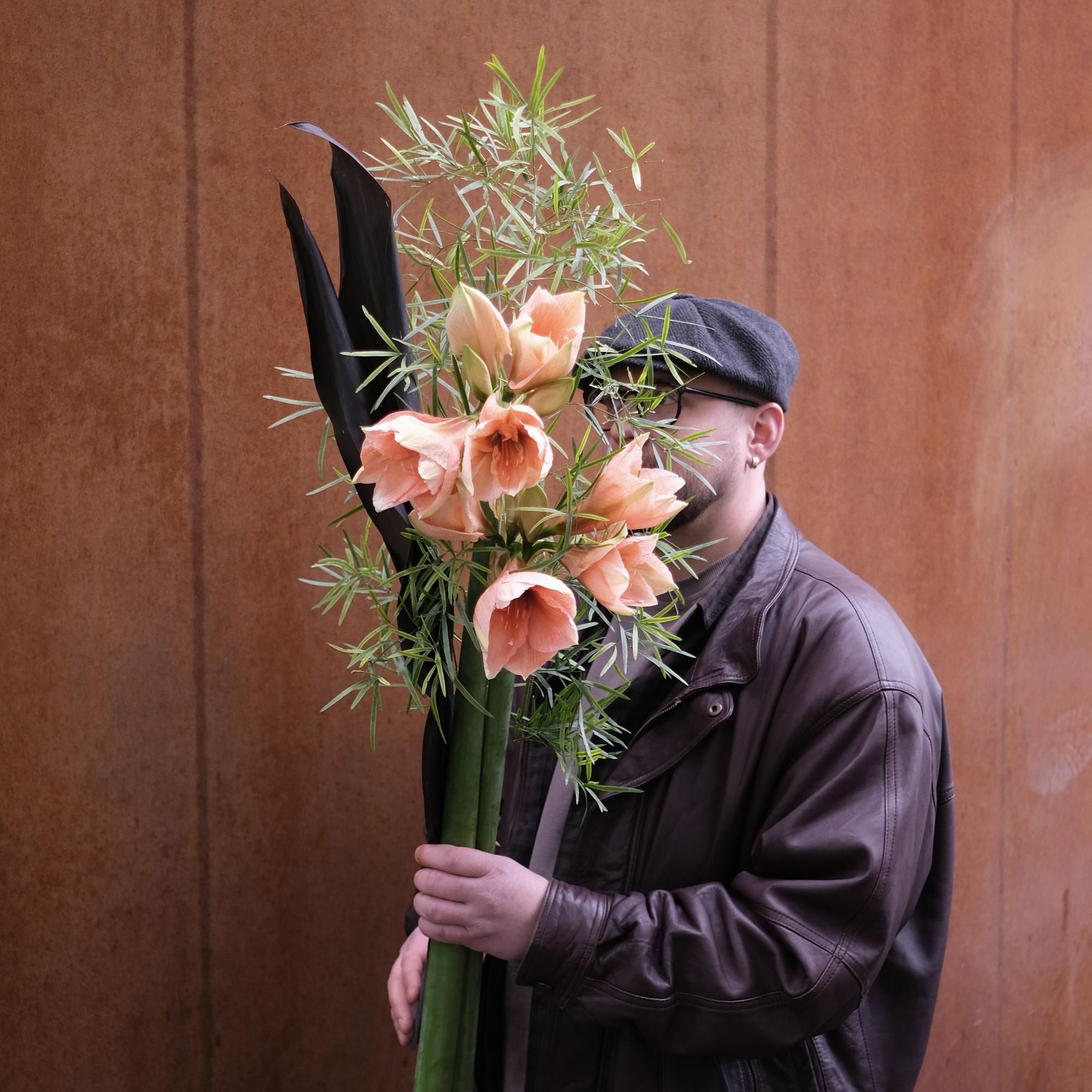 Амариллисы, аспарагус и чёрные листья