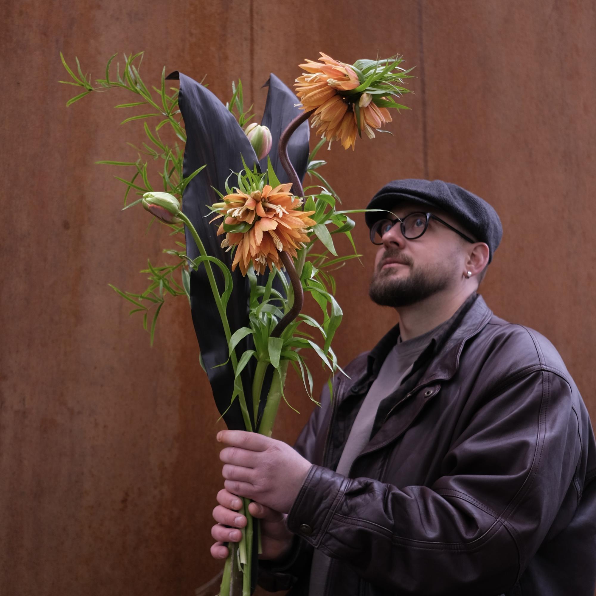 Рябчики, тюльпаны, листья