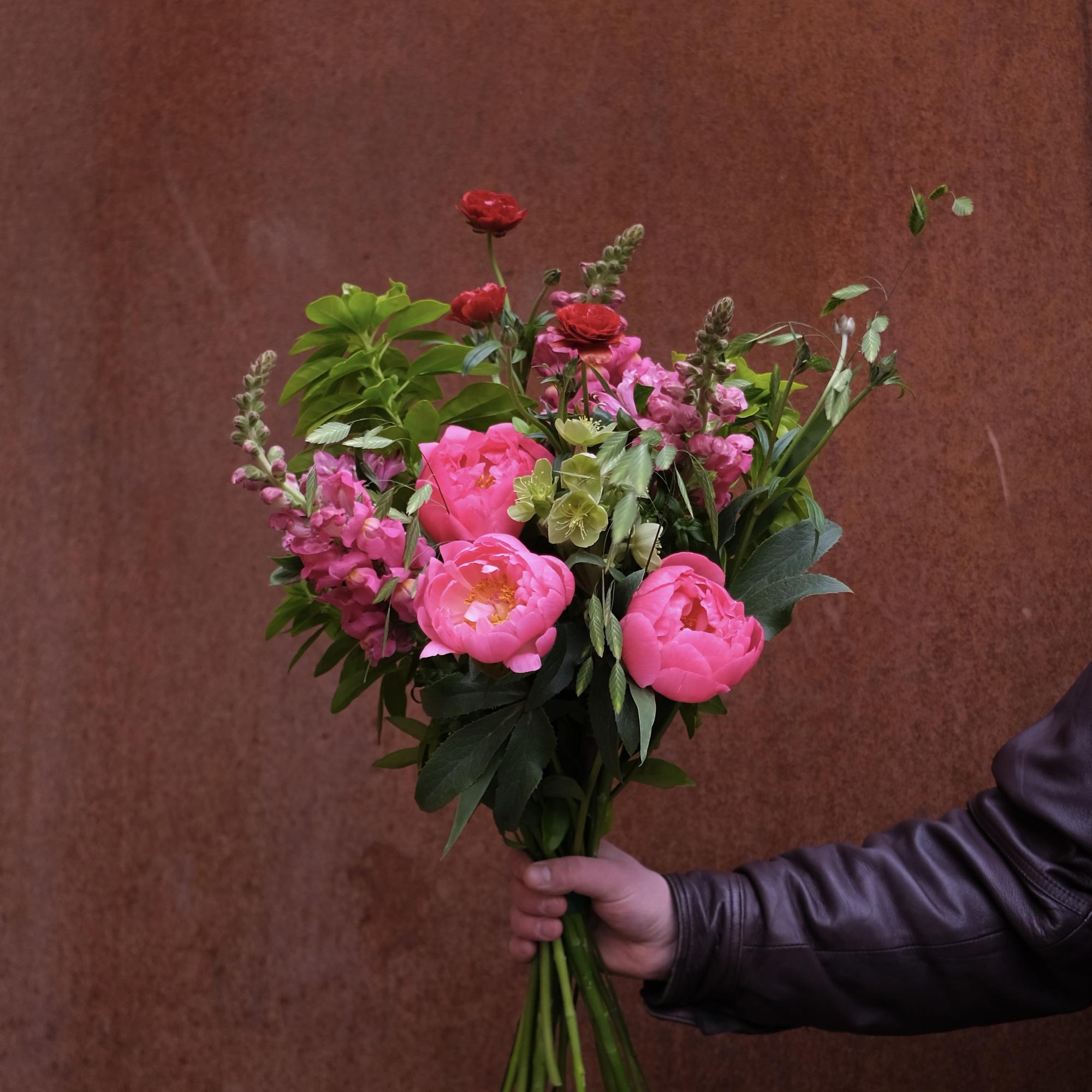 Пионы, травы, лютики и львиный зев