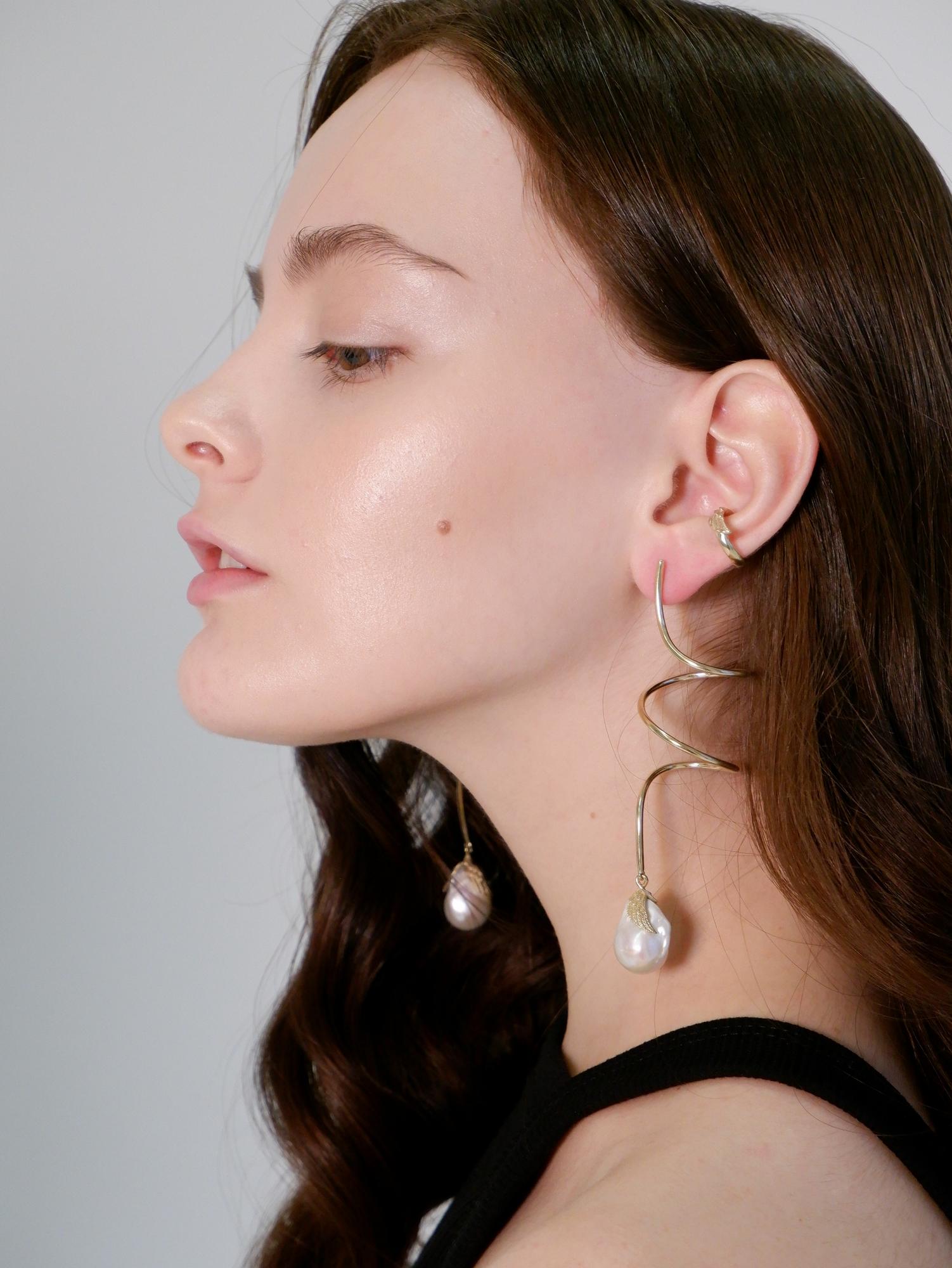 Серьги-спираль с барочной жемчужиной DROWNING TO EMBRACE