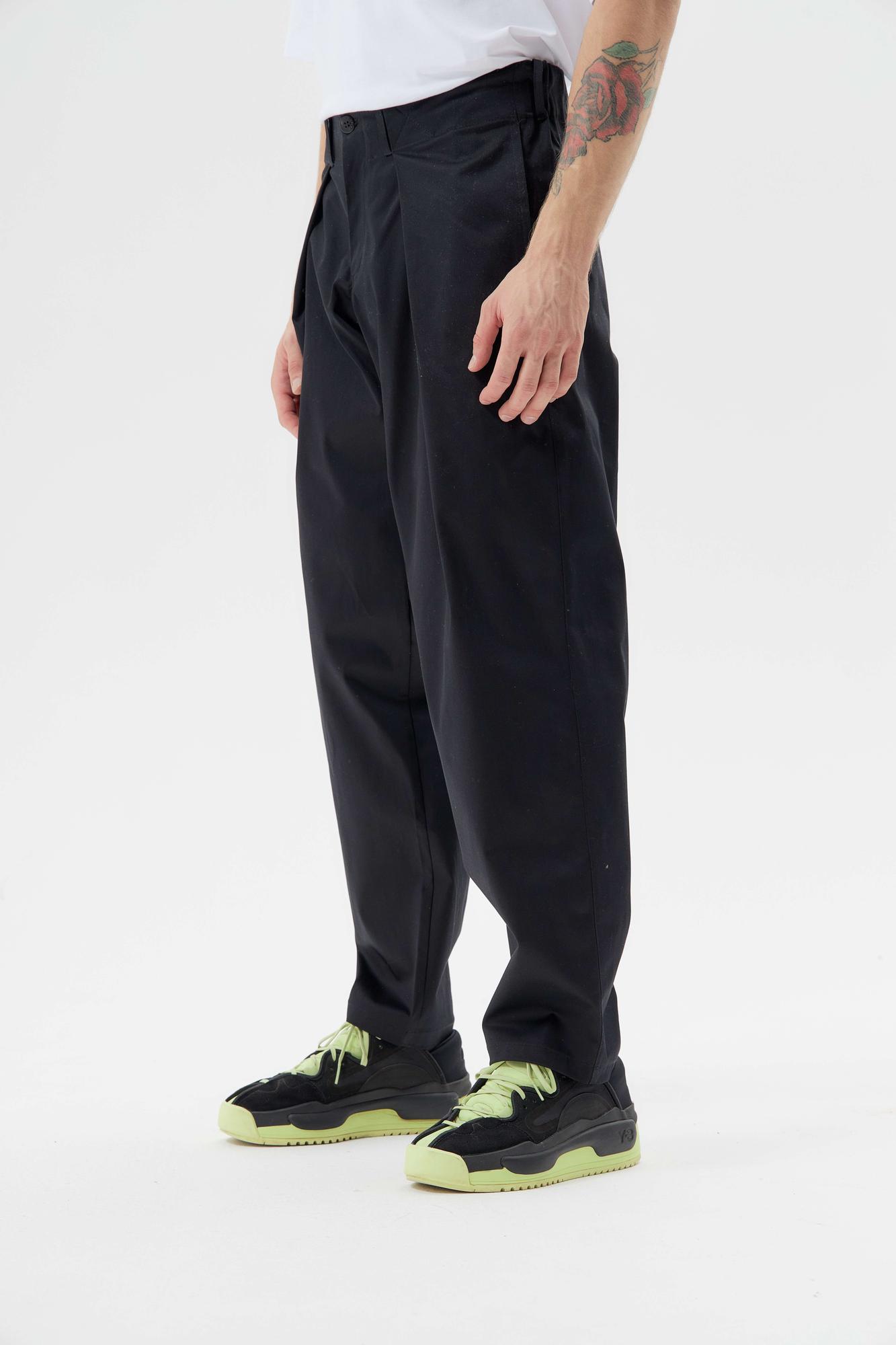 Брюки со складками на поясе