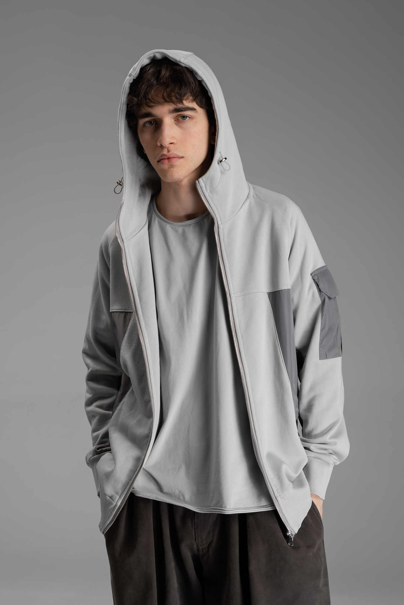 Толстовка с плащевыми вставками