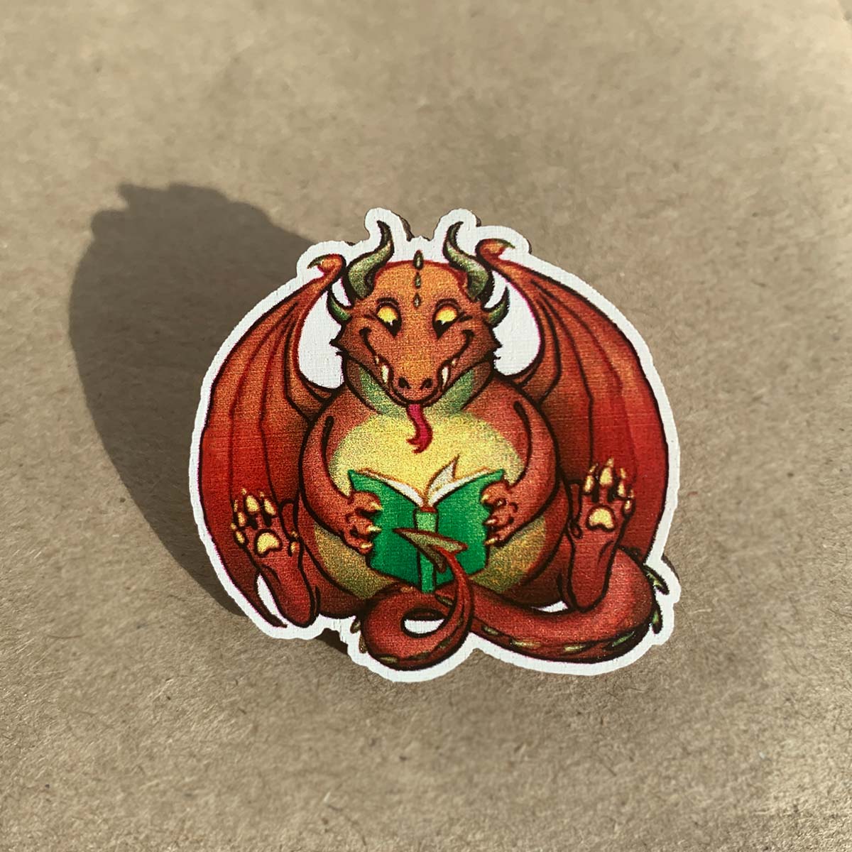 Значок "Читающий дракон-пухляш"