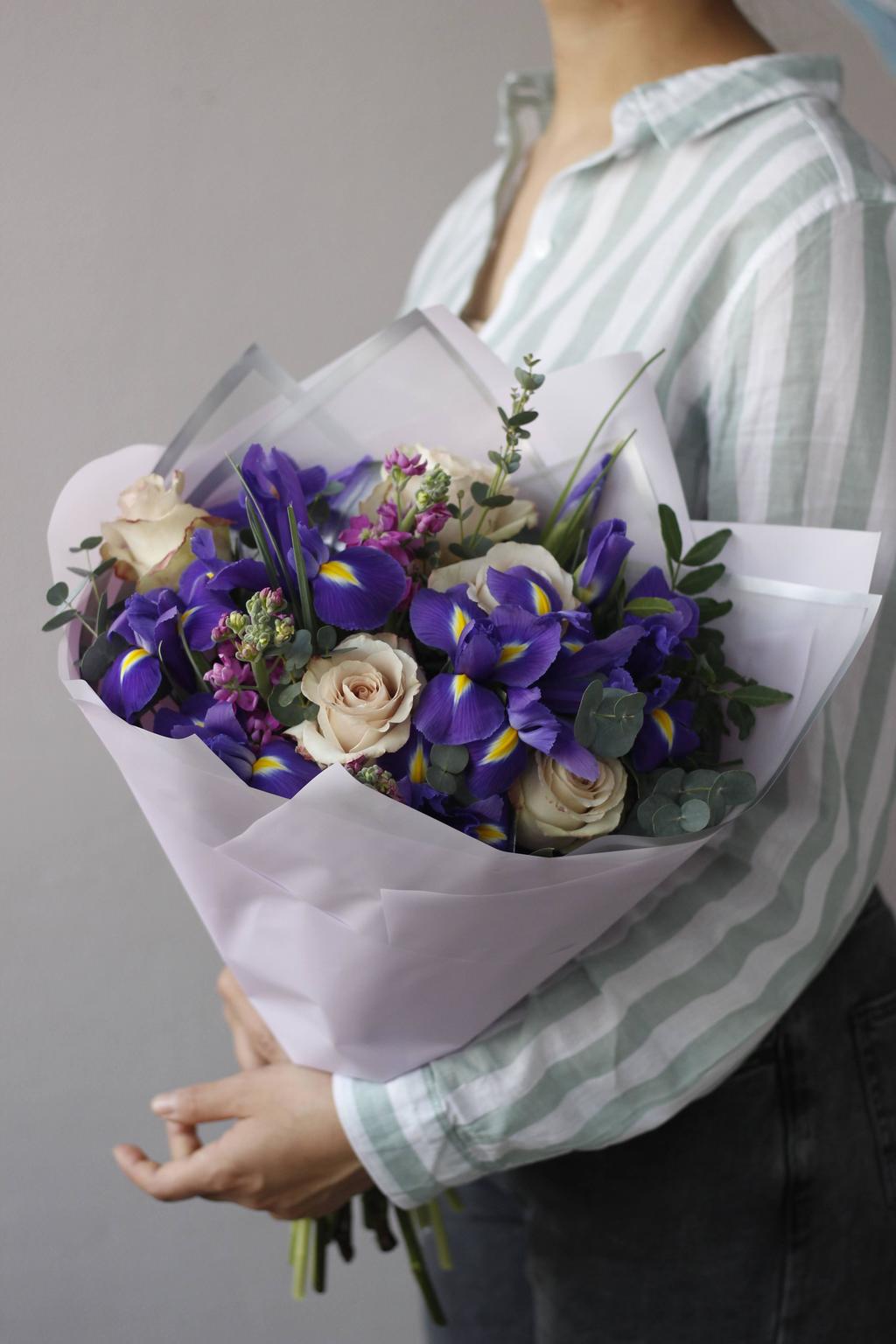 Авторский букет "С ирисами"