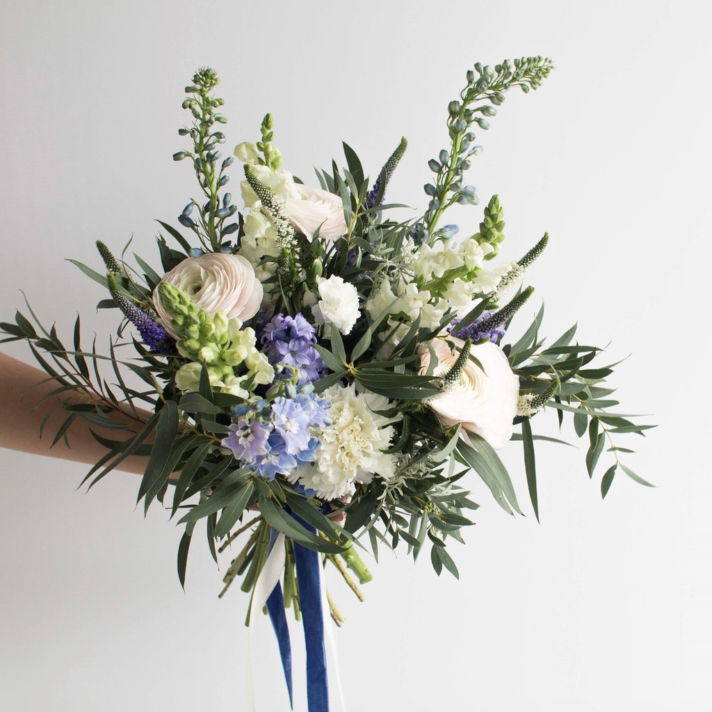 Раскидистый букет невесты с дельфиниумом