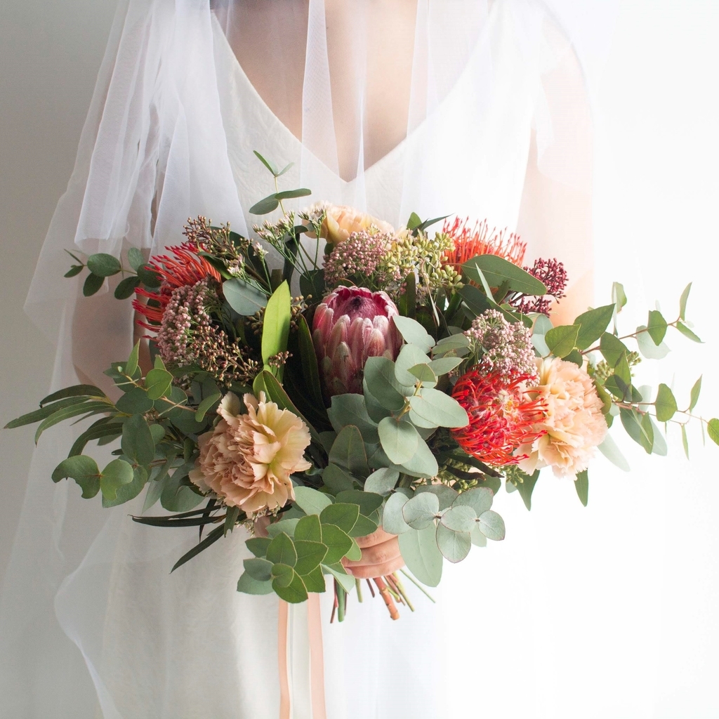 Раскидистый свадебный букет с протеей и эвкалиптом. Купить букет невесты Уфа.