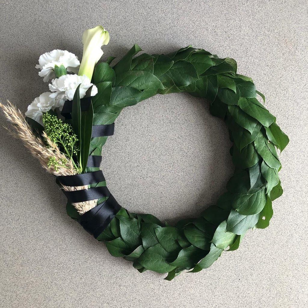 Венок траурный на возложение с гвоздиками. Траурные цветы с доставкой Уфа.