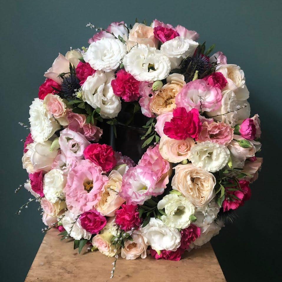 Венок траурный на возложение из роз. Траурные цветы с доставкой по Уфе.