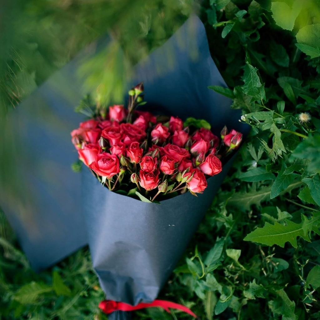 Букет с кустовыми розами на похороны Уфа. Цветы на возложение с доставкой в Уфе.