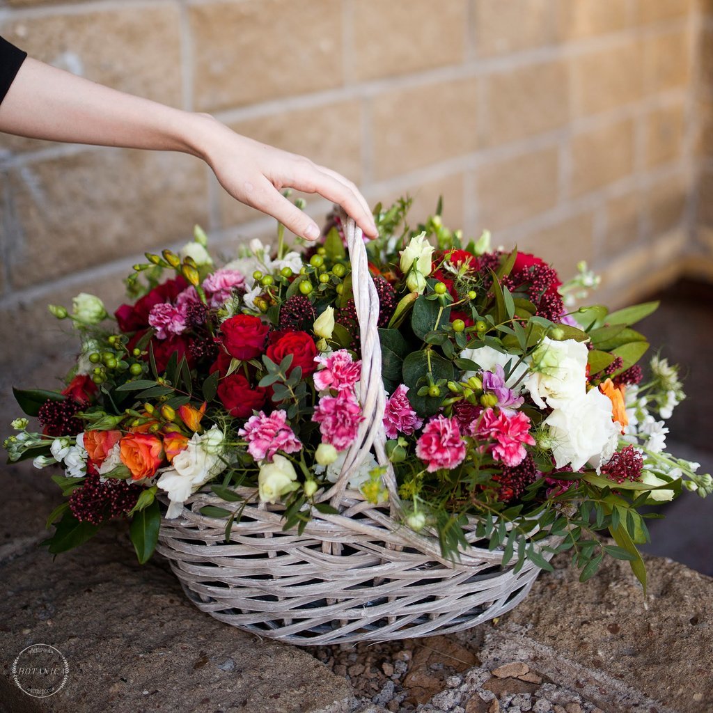 Цветы в корзине на возложение. Купить цветы на похороны с доставкой Уфа.