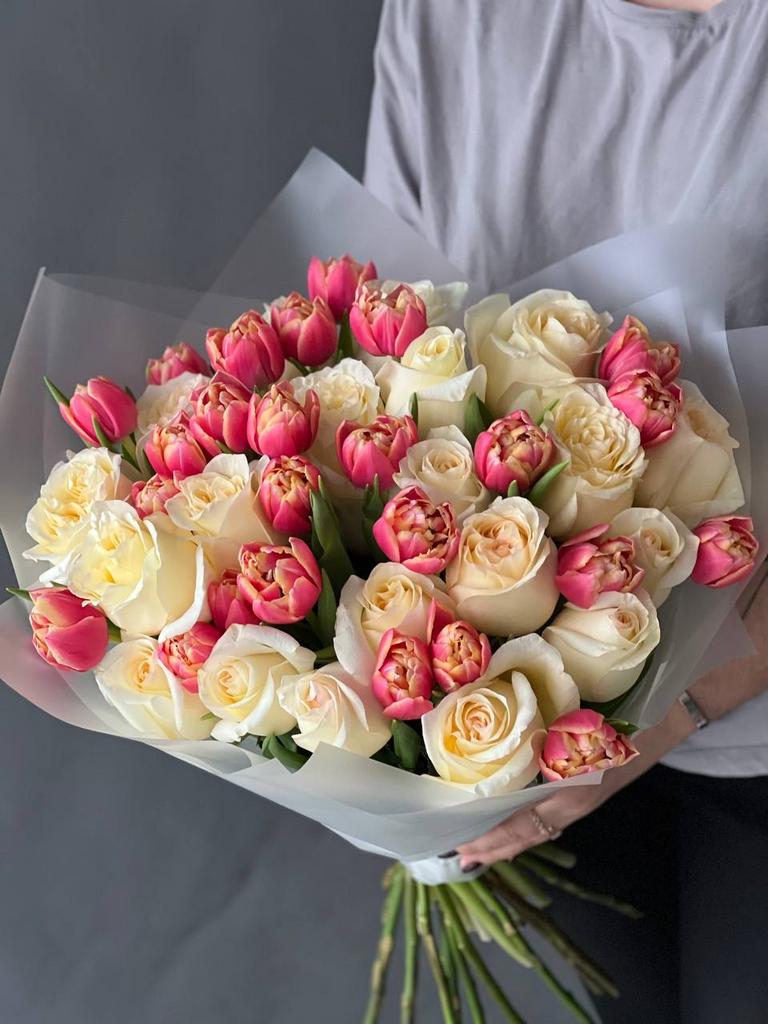 Огромный букет с розами "Нежные чувства"