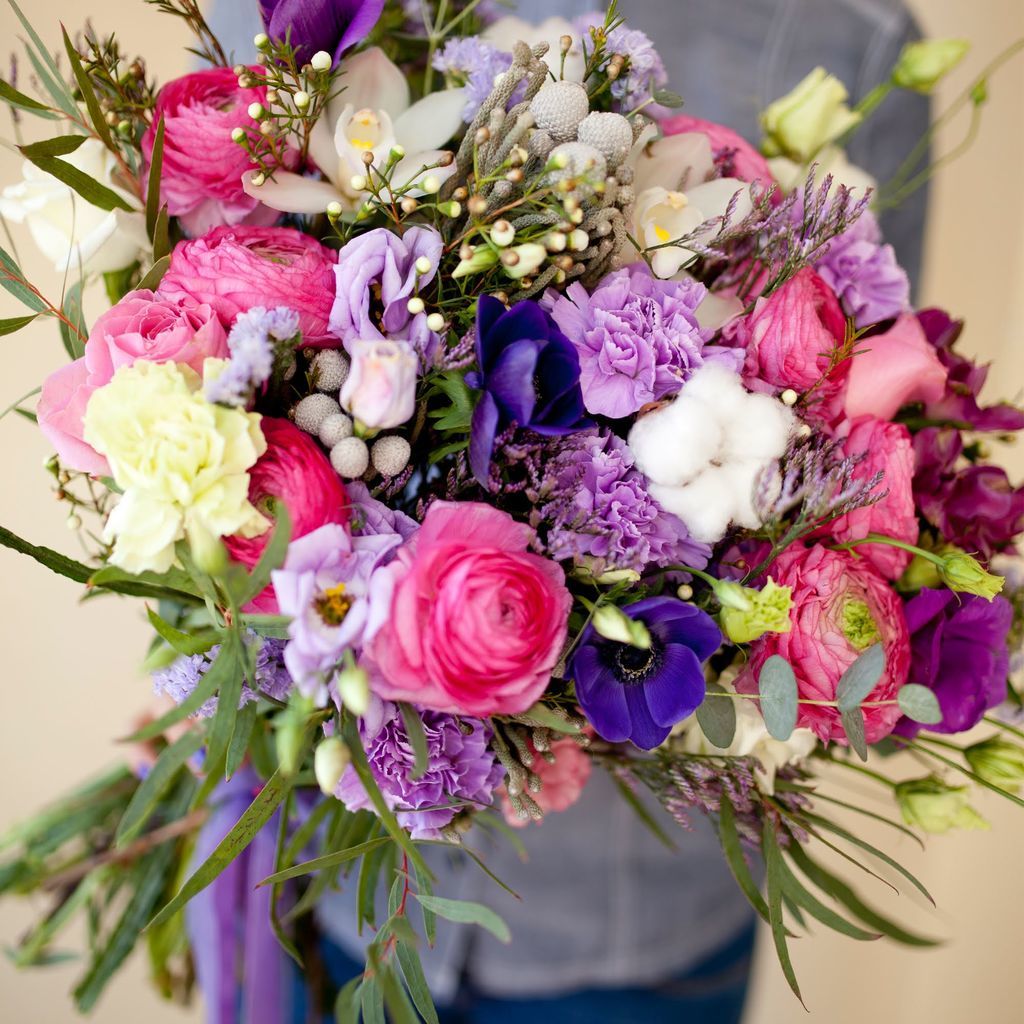 Заказать необычный букет свежих цветов по разумной цене с доставкой по Уфе.