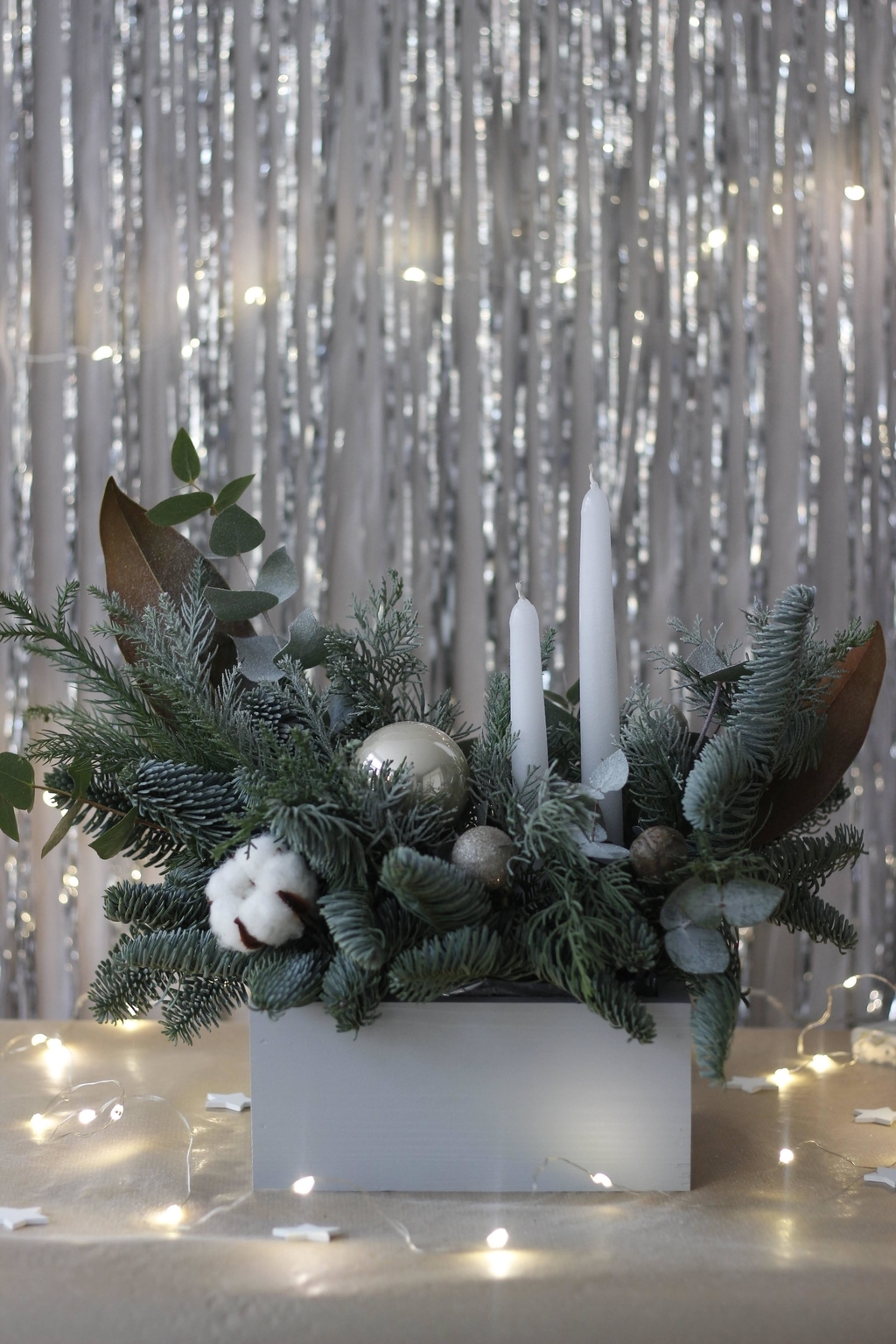 Композиция на новогодний стол из натуральной ели со свечами