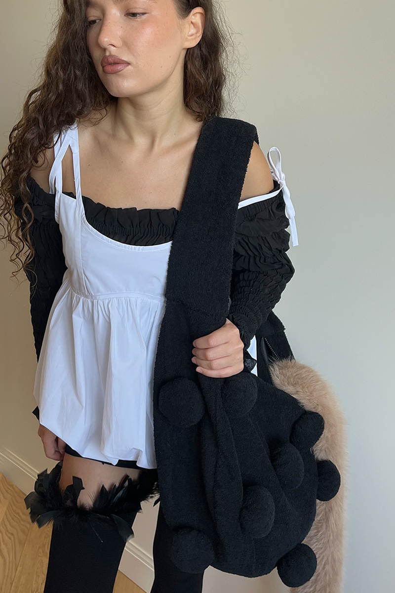 Сумка-хобо из махровой ткани с помпонами