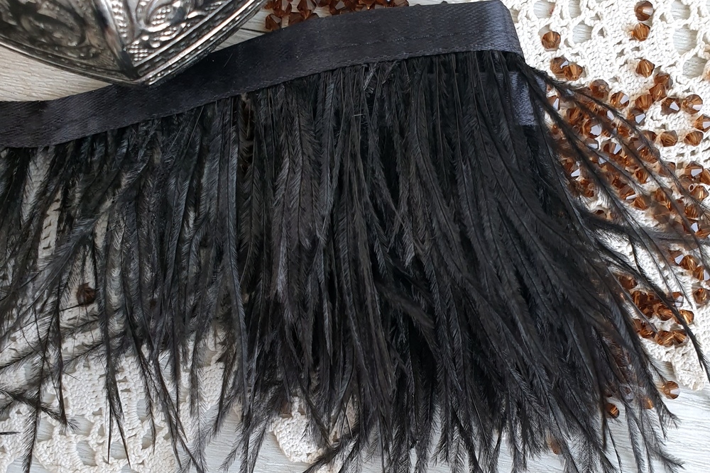 перья на ленте