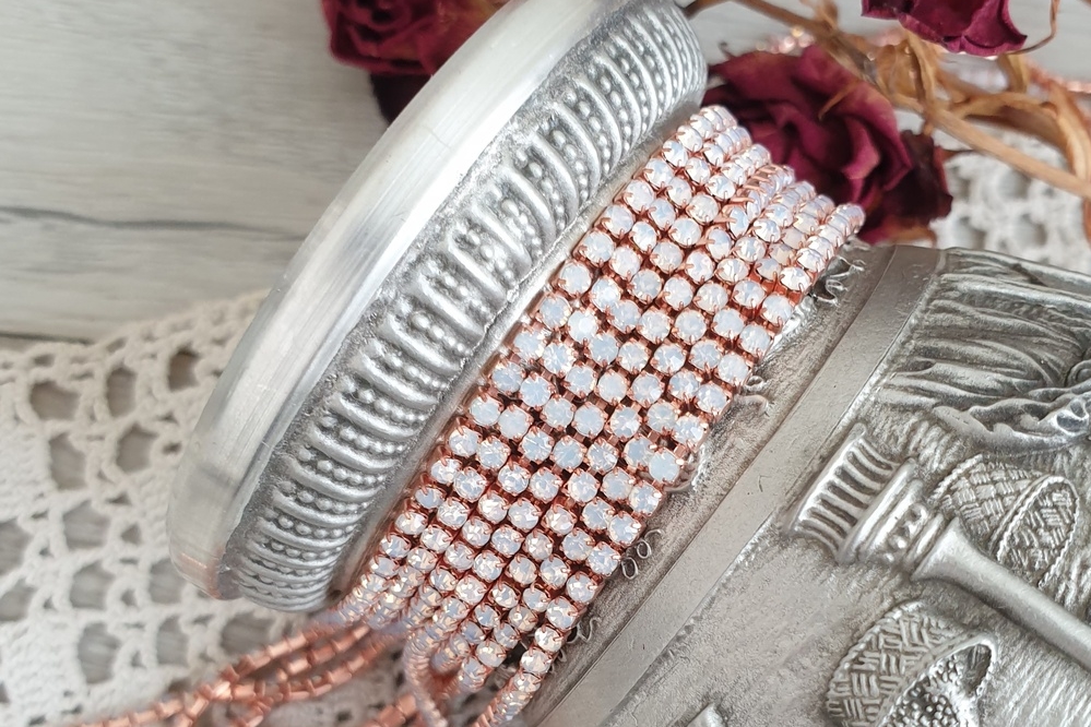 опаловая стразовая лента