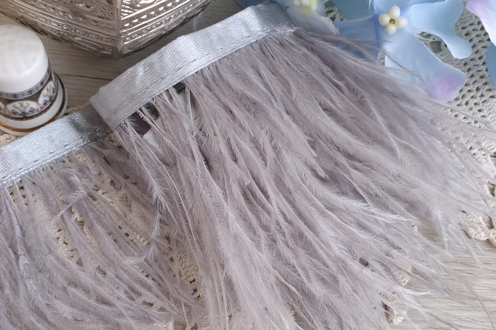 перья на ленте