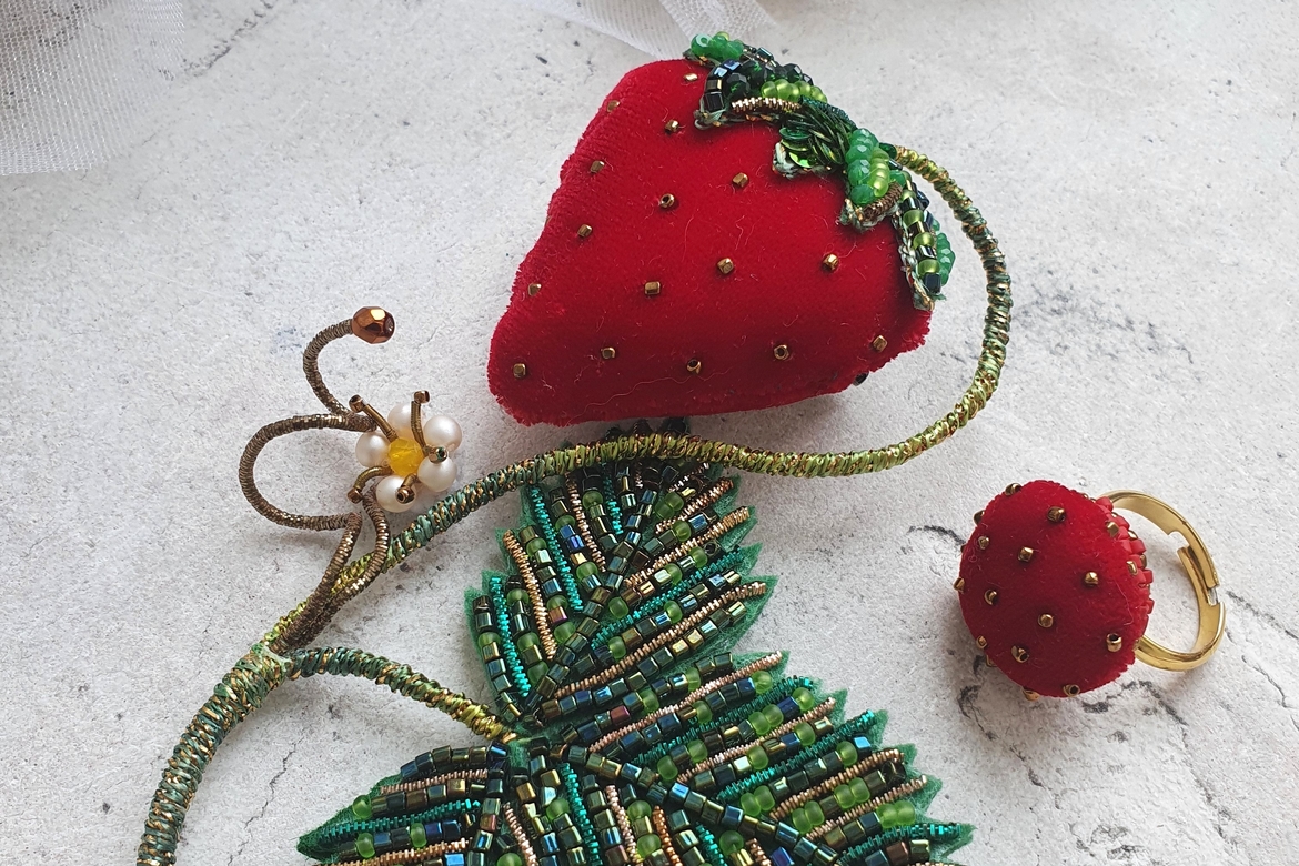 набор материалов для создания броши КЛУБНИКА и кольца ВИКТОРИИ