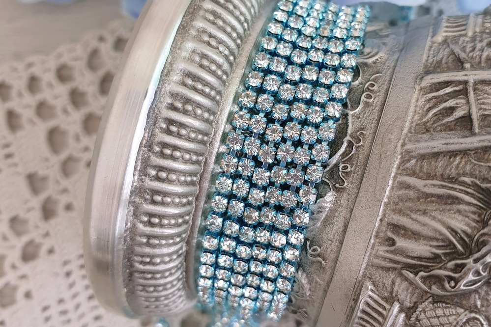 стразовая цепь голубая